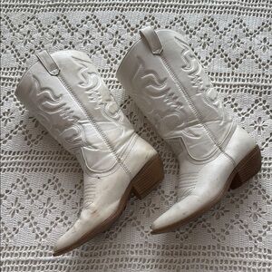 White cowgirl/ cowboy boots